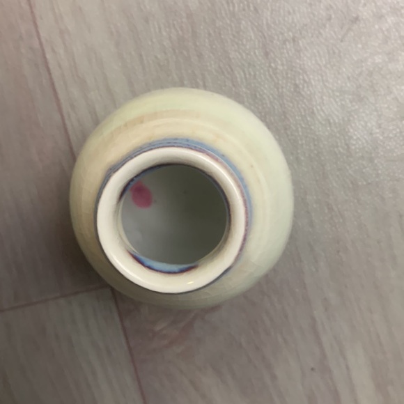 The oval cup I found when I was cleaning the kitchen was given by a friend. - Picture 7 of 8